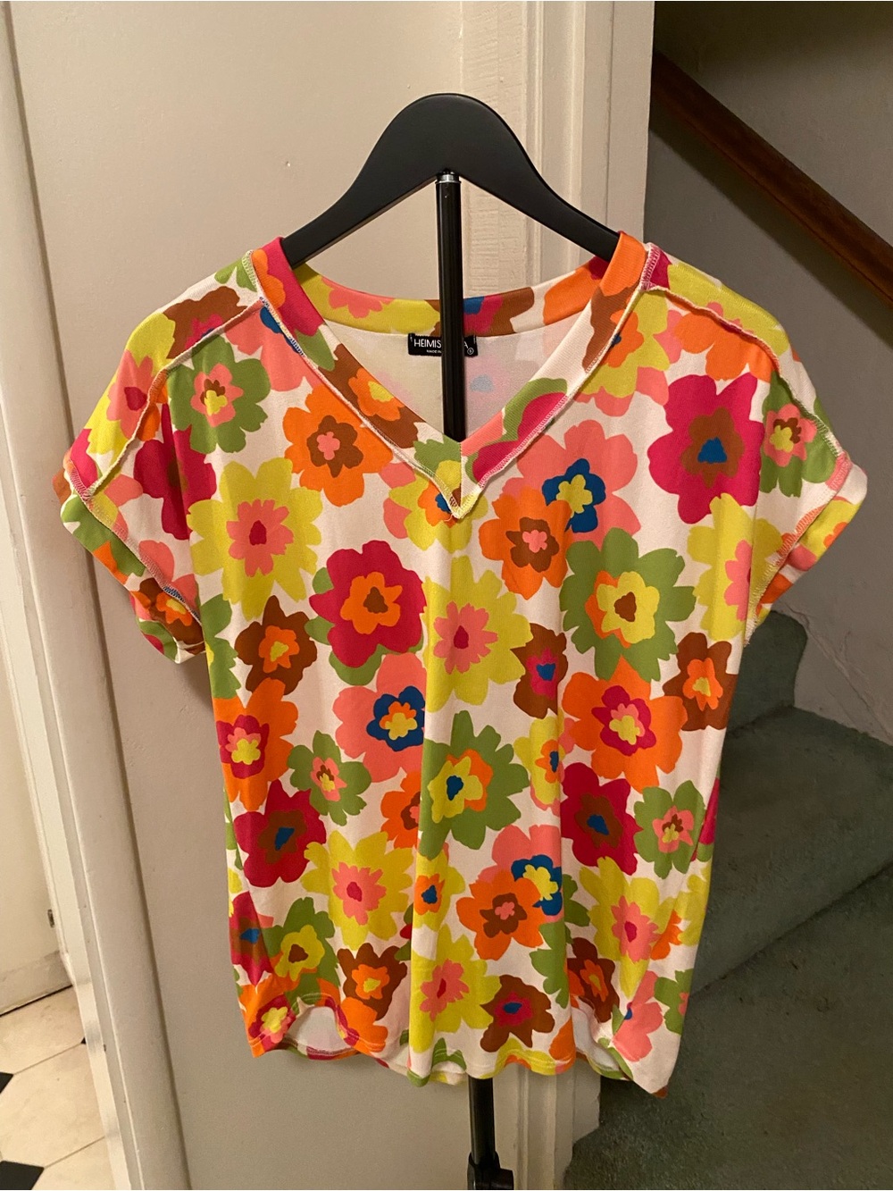 HEIMISH USA Floral V-Neck Short Sleeve Top in Pink, Orange, Green Sz small